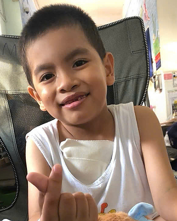 Dù chịu nhiều đau đớn, Đăng luôn mỉm cười vì sợ mẹ buồn. Ảnh: Nhân vật cung cấp