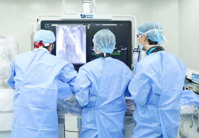 Êkíp bác sĩ Trung tâm Tim mạch Can thiệp đặt máy tạo nhịp không dây cho bệnh nhân. Ảnh: Bệnh viện Đa khoa Tâm Anh