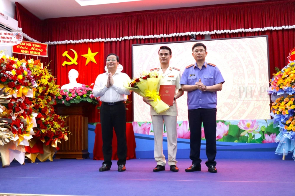 Lãnh đạo VKSND Tối cao và lãnh đạo TP Cần Thơ trao quyết định, tặng hoa cho tân Viện trưởng VKSND TP Cần Thơ Phạm Xuân Minh. Ảnh: NHẪN NAM vien-truong-vksnd-can-tho-2.jpg