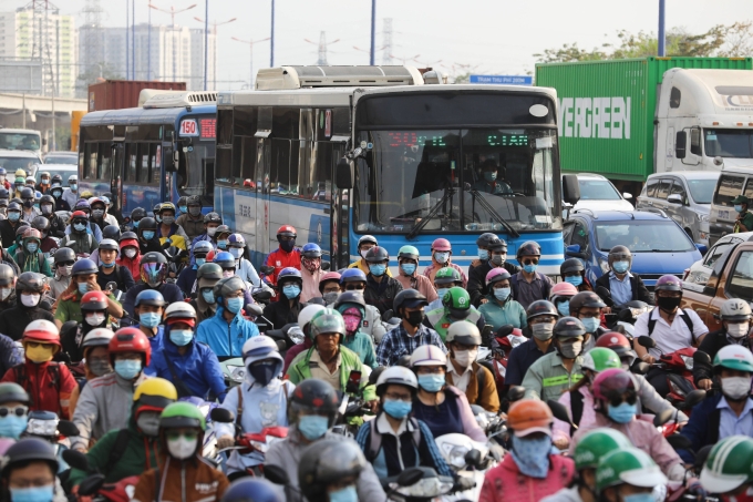 Xe buýt trên xa lộ Hà Nội. Ảnh: Quỳnh Trần