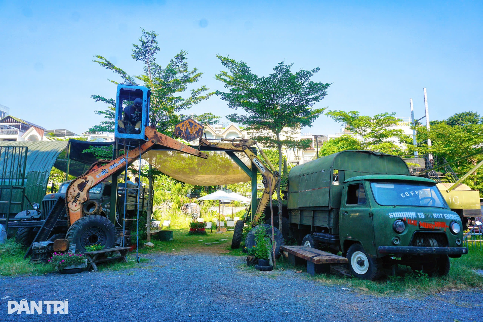 TPHCM: Chủ mang 20 xe phế liệu dựng quán cà phê tận thế, khách nói... u ám - 1 TPHCM: Chủ mang 20 xe phế liệu dựng quán cà phê tận thế, khách nói... u ám - 1