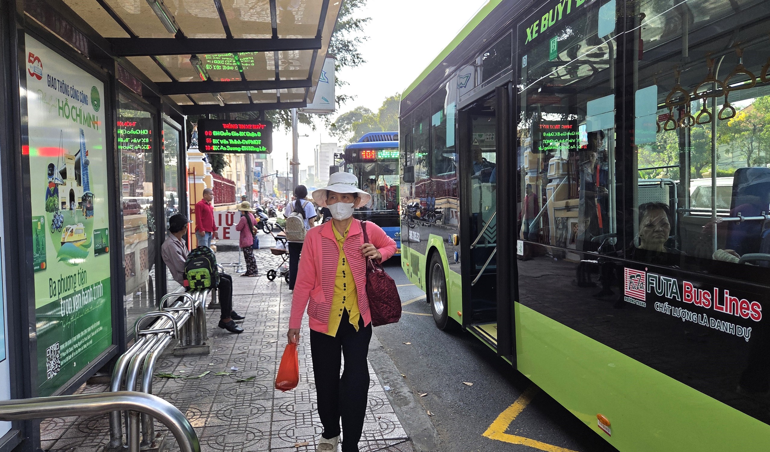 TP.HCM lấy ý kiến 3 phương án miễn vé xe buýt 1 TP.HCM lấy ý kiến 3 phương án miễn vé xe buýt - Ảnh 1.