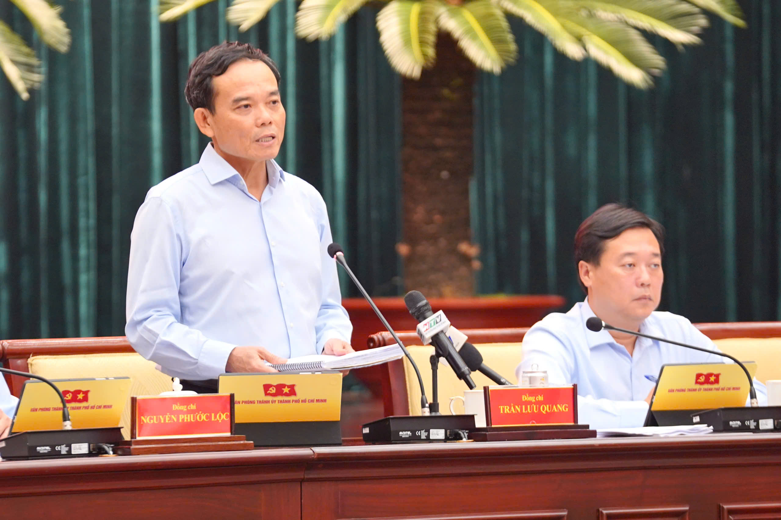 Bí thư Thành ủy TPHCM: Sẽ điều động cán bộ về cơ sở, bổ sung 83 phó chủ tịch cấp xã - Ảnh 1.