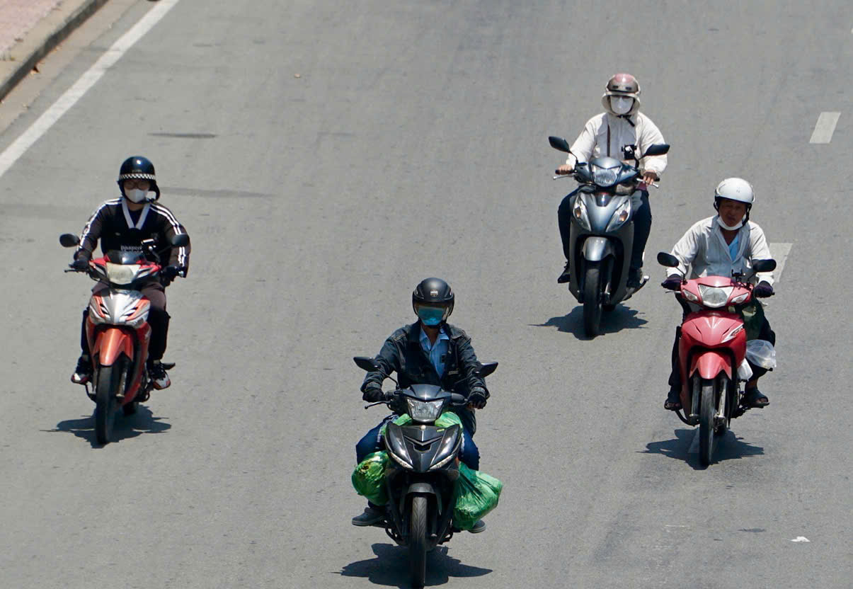 TP.HCM tiếp tục nắng nóng gay gắt, bao giờ mưa trái mùa trở lại?- Ảnh 1.