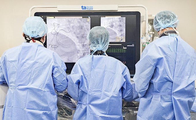 Êkíp đặt stent thế hệ mới cho bệnh nhân. Ảnh: Bệnh viện Đa khoa Tâm Anh