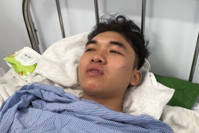 Thợ lặn Đỗ Tuấn Kiệt bị thương, đang điều trị tại Bệnh viện Đa khoa Bình Thuận. Ảnh: Khải Nguyên