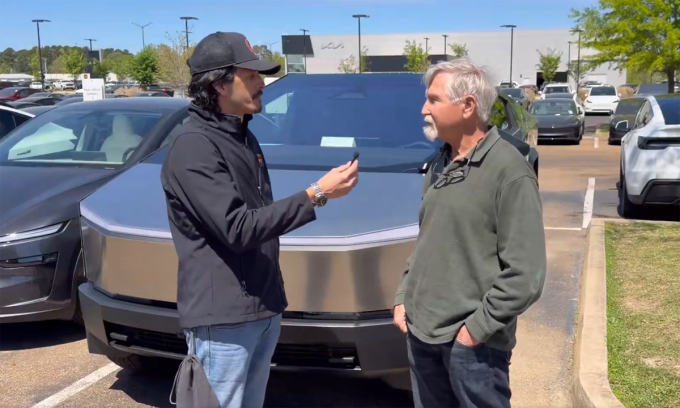 Ricky (phải) mua chiếc bán tải điện Tesla Cybertruck sau lời tư vấn của bác sĩ nhãn khoa. Ảnh chụp màn hình.