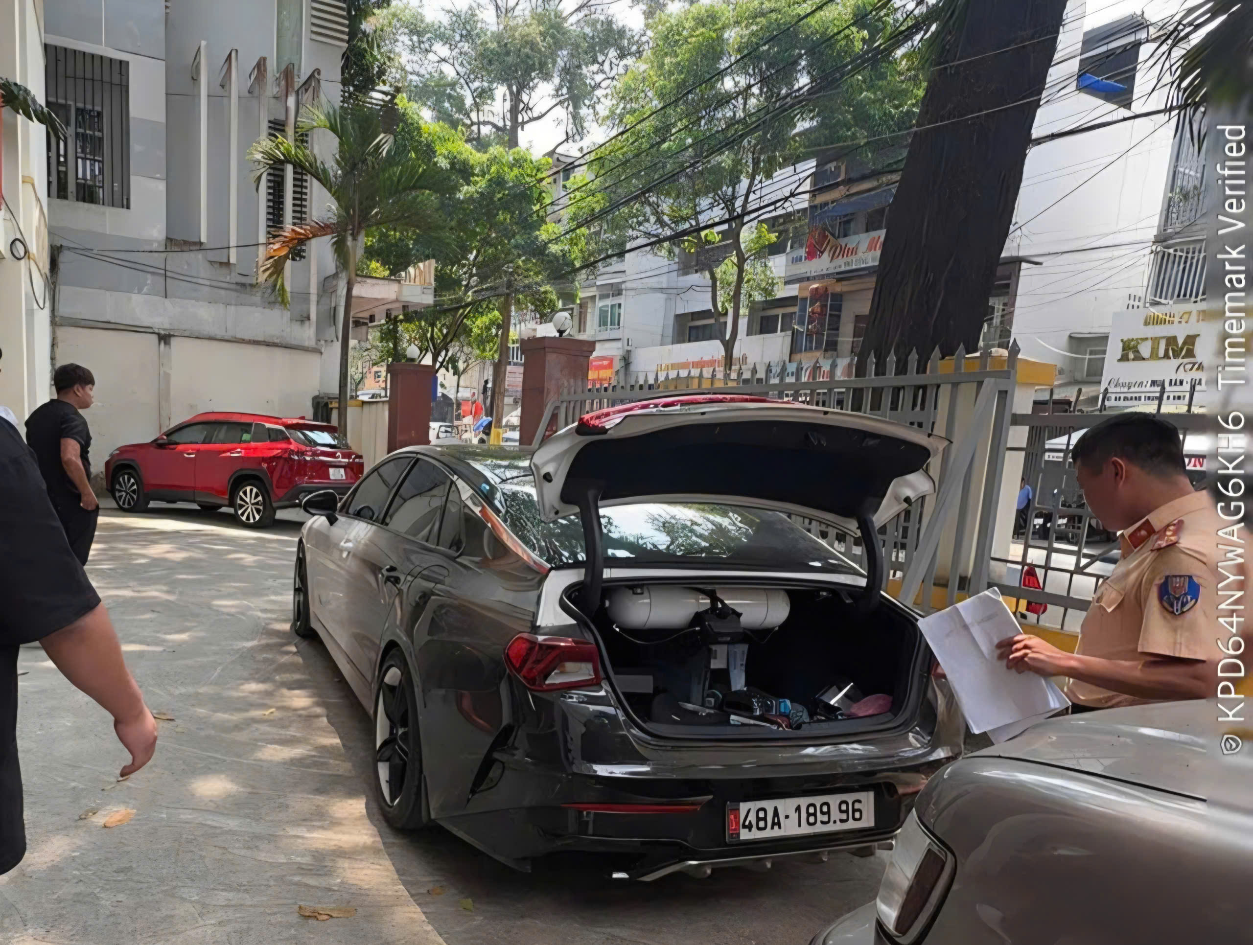 Tài xế xe con phun lửa trên đường: 5 Hành vi vi phạm nghiêm trọng - Ảnh 1.