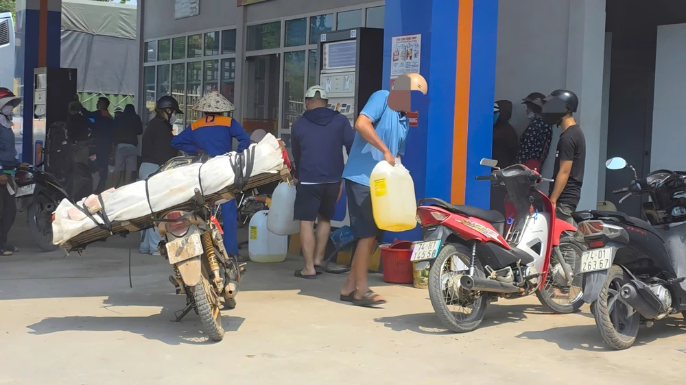 Nhiều người dân khu vực Cửa khẩu Quốc tế Lao Bảo đưa can nhựa đi mua xăng dầu. Ảnh: MINH TRƯỜNG. 1013833818752337087.jpg
