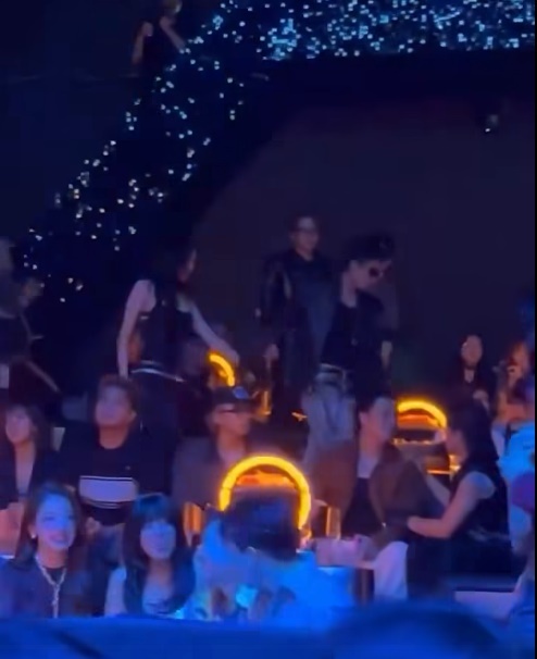 Tăng Duy Tân công khai nắm tay Bích Phương giữa chốn đông người