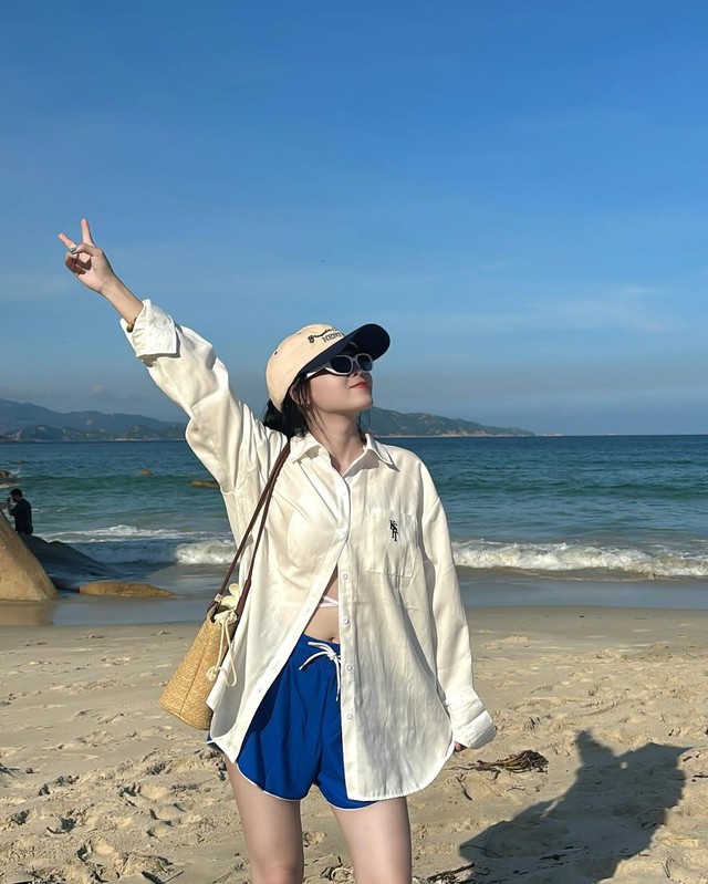 Tạo sự khác biệt với cách phối áo sơ mi khoác ngoài trang phục- Ảnh 1.