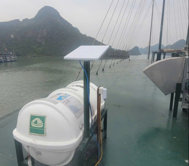 Tàu du lịch ở Cát Bà bị xử phạt vì dùng Starlink trái phép - Ảnh 2.