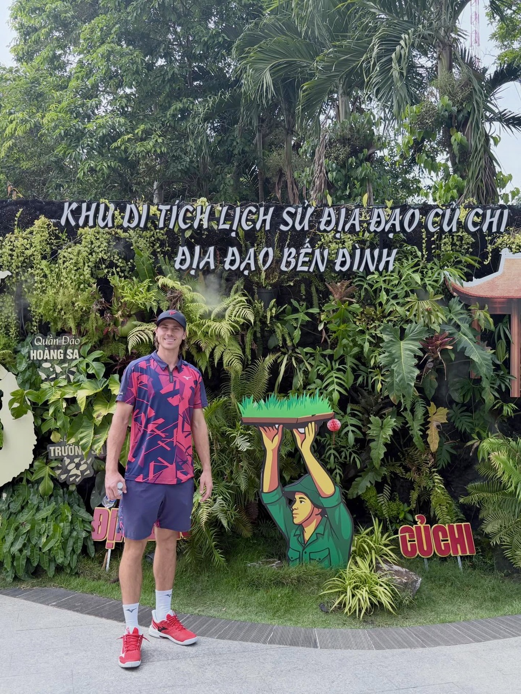 Tay vợt pickleball hàng đầu thế giới chui hầm, bắn súng ở Địa đạo Củ Chi - 1