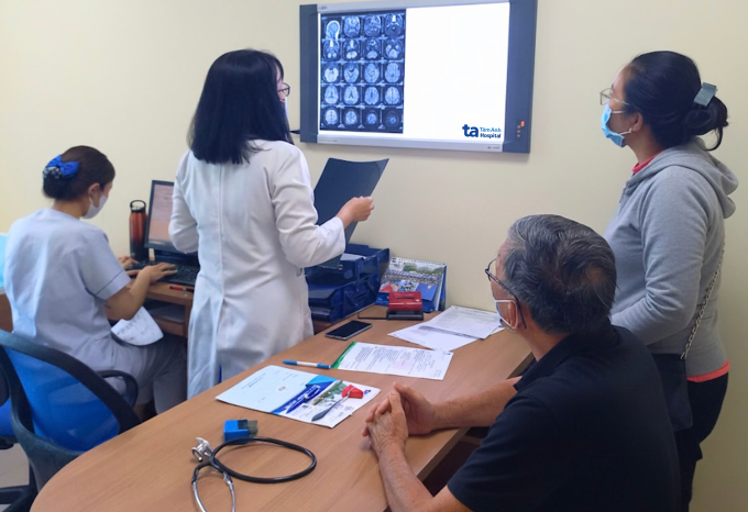 Bác sĩ xem kết quả MRI não đánh giá nguy cơ đột quỵ cho người bệnh. Ảnh: Bệnh viện Đa khoa Tâm Anh