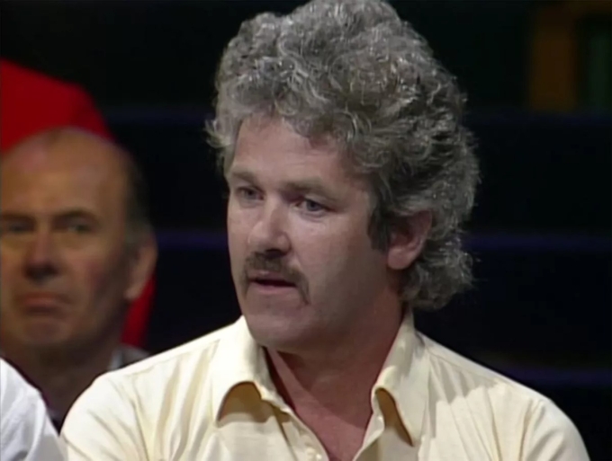 John Cooper tham gia gameshow nổi tiếng Bullseye.