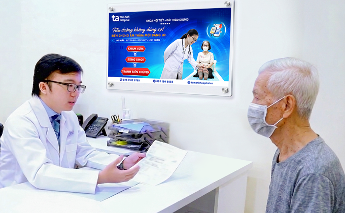 Bác sĩ Vũ kiểm tra các chỉ số xét nghiệm của ông Mạnh. Ảnh: Bệnh viện Đa khoa Tâm Anh