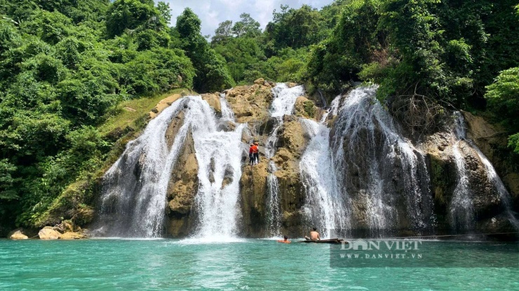 Thác Tà Puồng ở tỉnh Quảng Trị nổi bật với thác nước cao, hồ nước bên dưới trong xanh, thu hút khách du lịch. Ảnh: Hoài An.