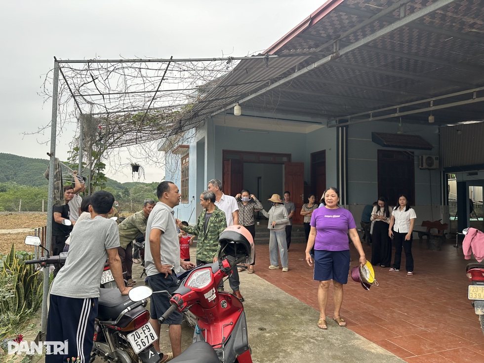 Thái Nguyên: Bị tố thịt có mùi, hiệu trưởng nấu thịt ăn chứng minh an toàn - 2