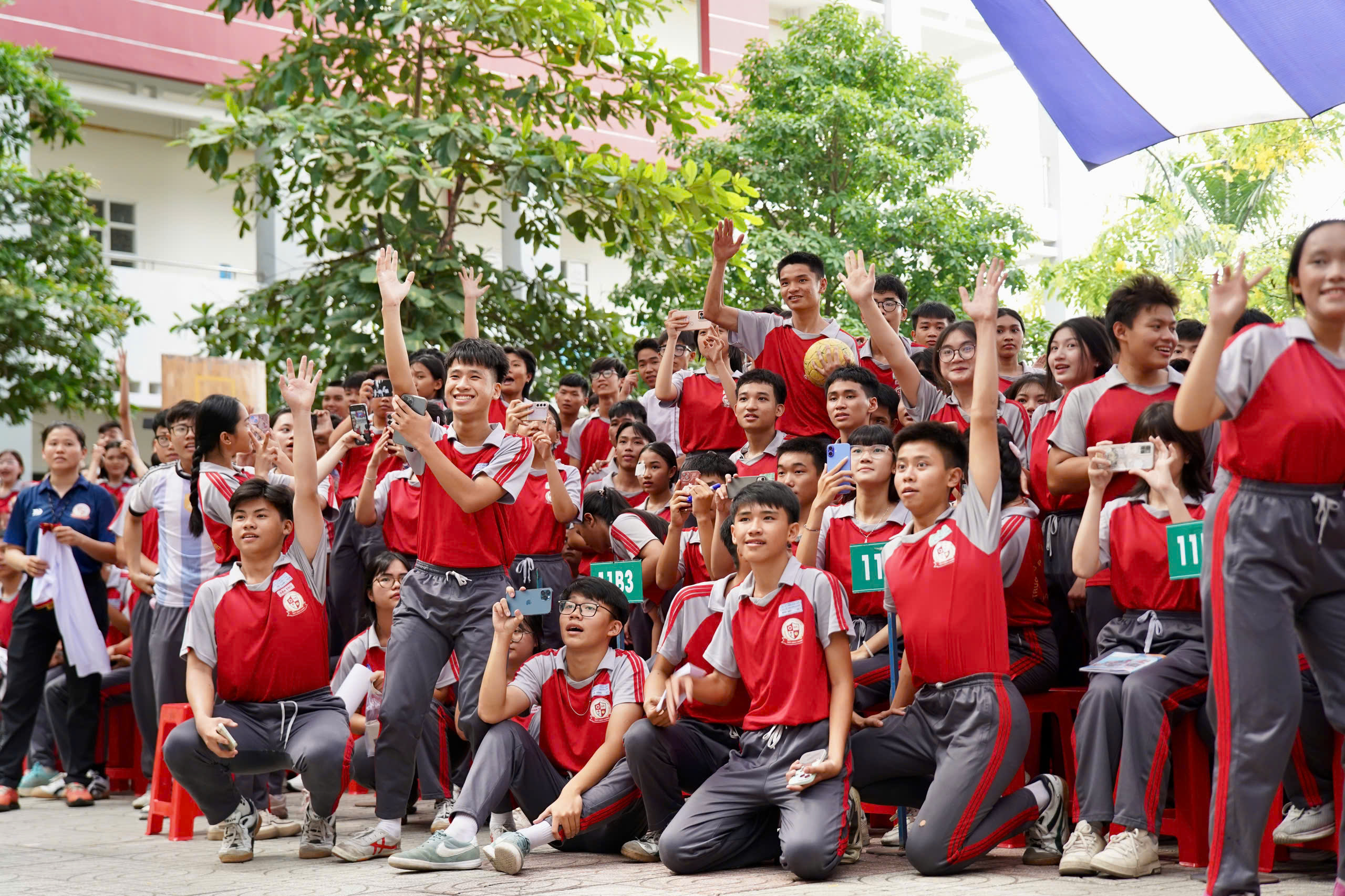 Than thien khong la dac quyen cua rieng ai