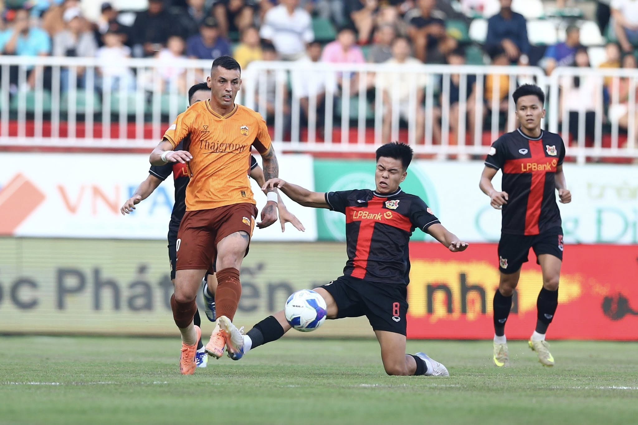 Bảng xếp hạng V-League mới nhất: Thanh Hóa ‘dìm’ HAGL xuống gần đáy, đội HLV Popov vẫn tốp 2 nhưng...- Ảnh 1.