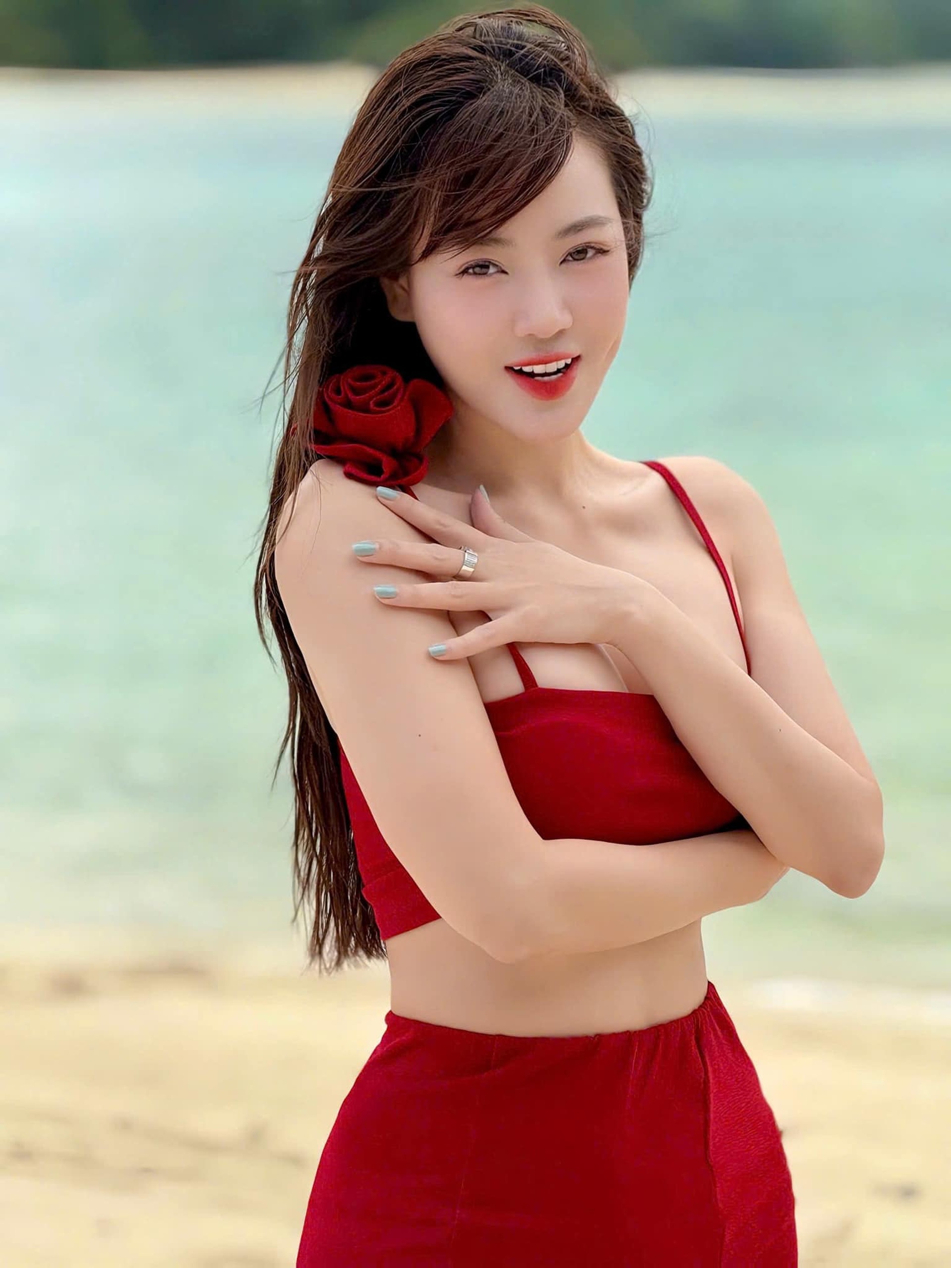 Thanh Hương mặc bikini gợi cảm, nói về tình yêu ở tuổi 38 - 1