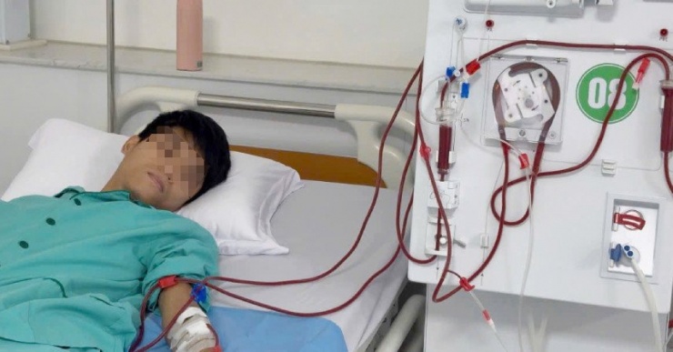 Ở tuổi 27, anh Hoàng duy trì sự sống bằng lọc máu hàng tuần. Ảnh: NVCC.