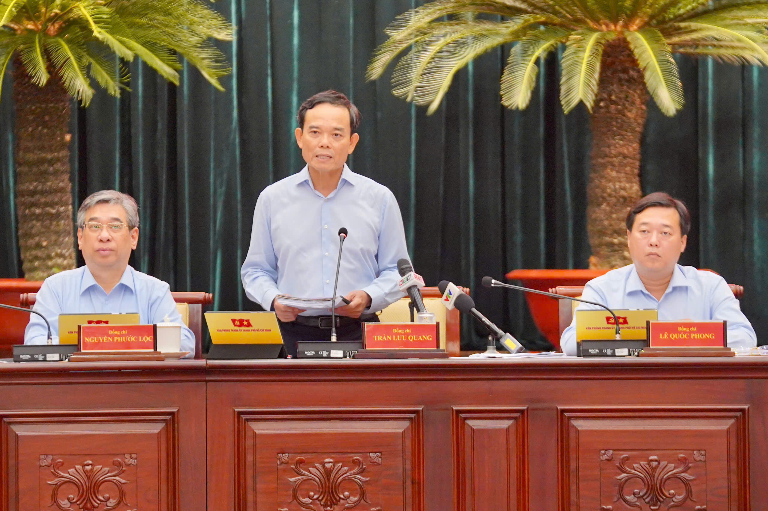 Bí thư thành ủy TPHCM Trần Lưu Quang công bố miễn phí xe buýt và hạ tầng cửa khẩu - Ảnh 1.