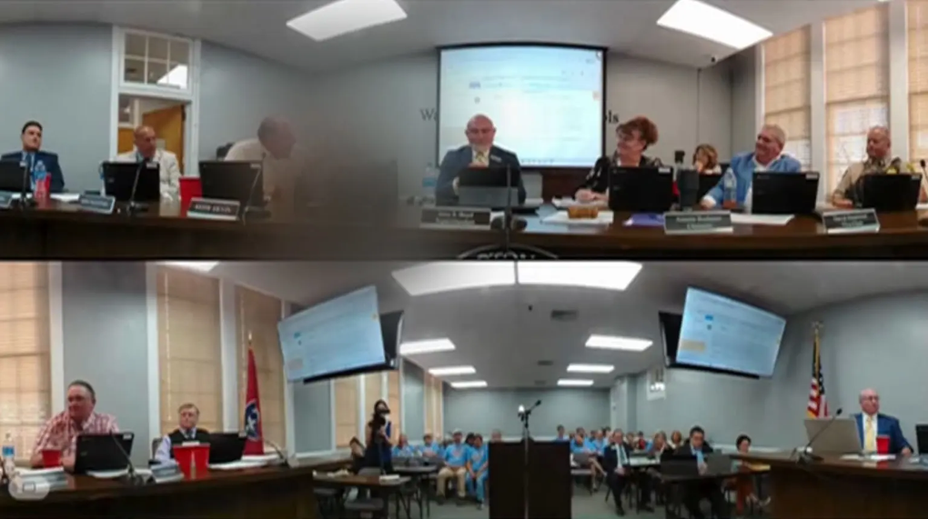 Thành viên hội đồng giáo dục gây phẫn nộ vì khen nữ sinh “nóng bỏng” - 1