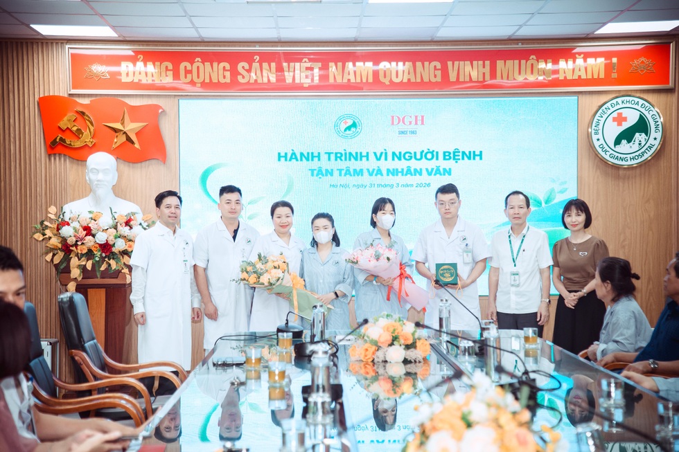 Thấy con sau 27 năm mờ nhòe, người mẹ bật khóc khi “được sinh ra lần nữa” - 1