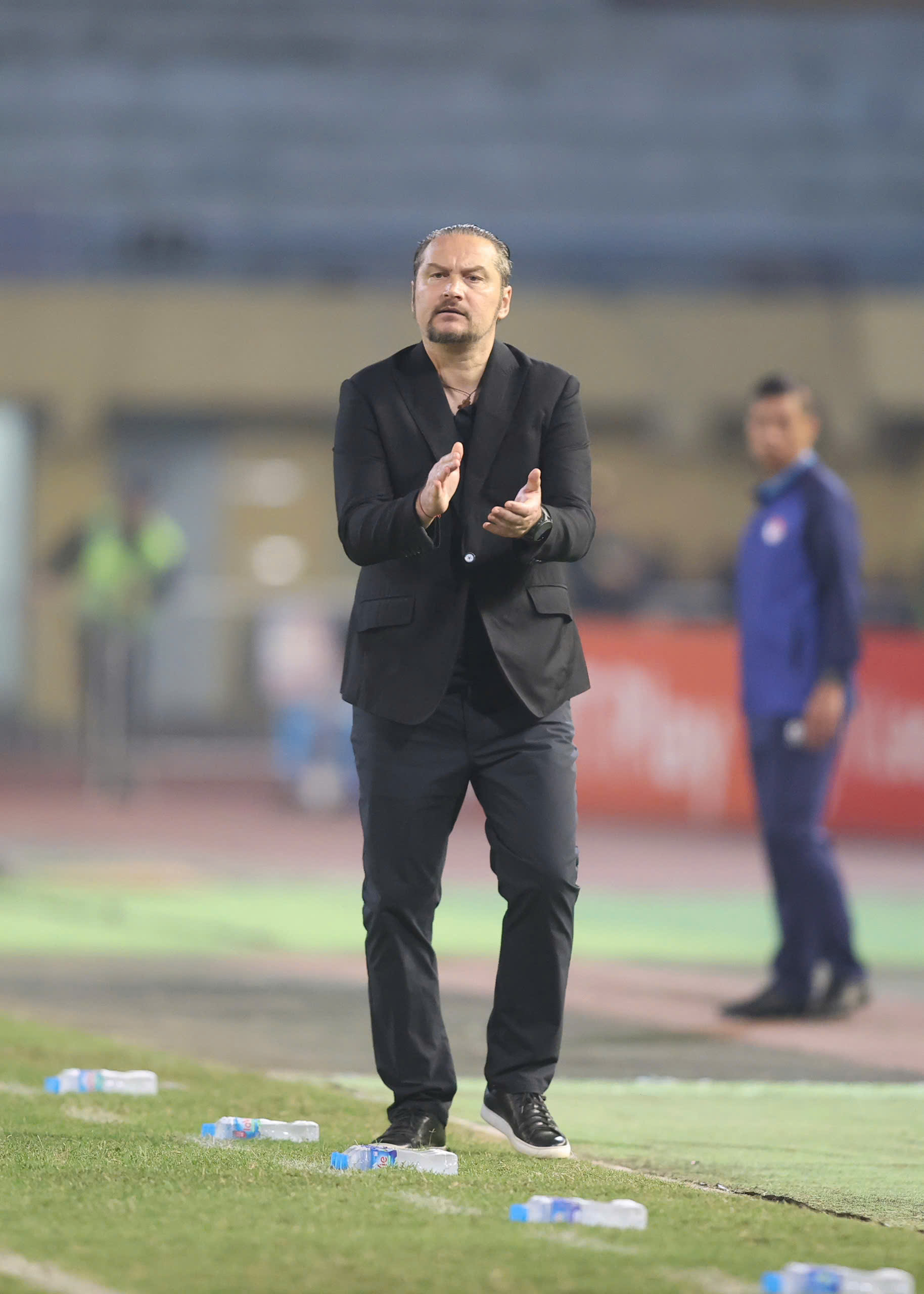 Thể Công Viettel hòa nghẹt thở SLNA trên sân Vinh, níu kéo cơ hội đua vô địch V-League- Ảnh 1.