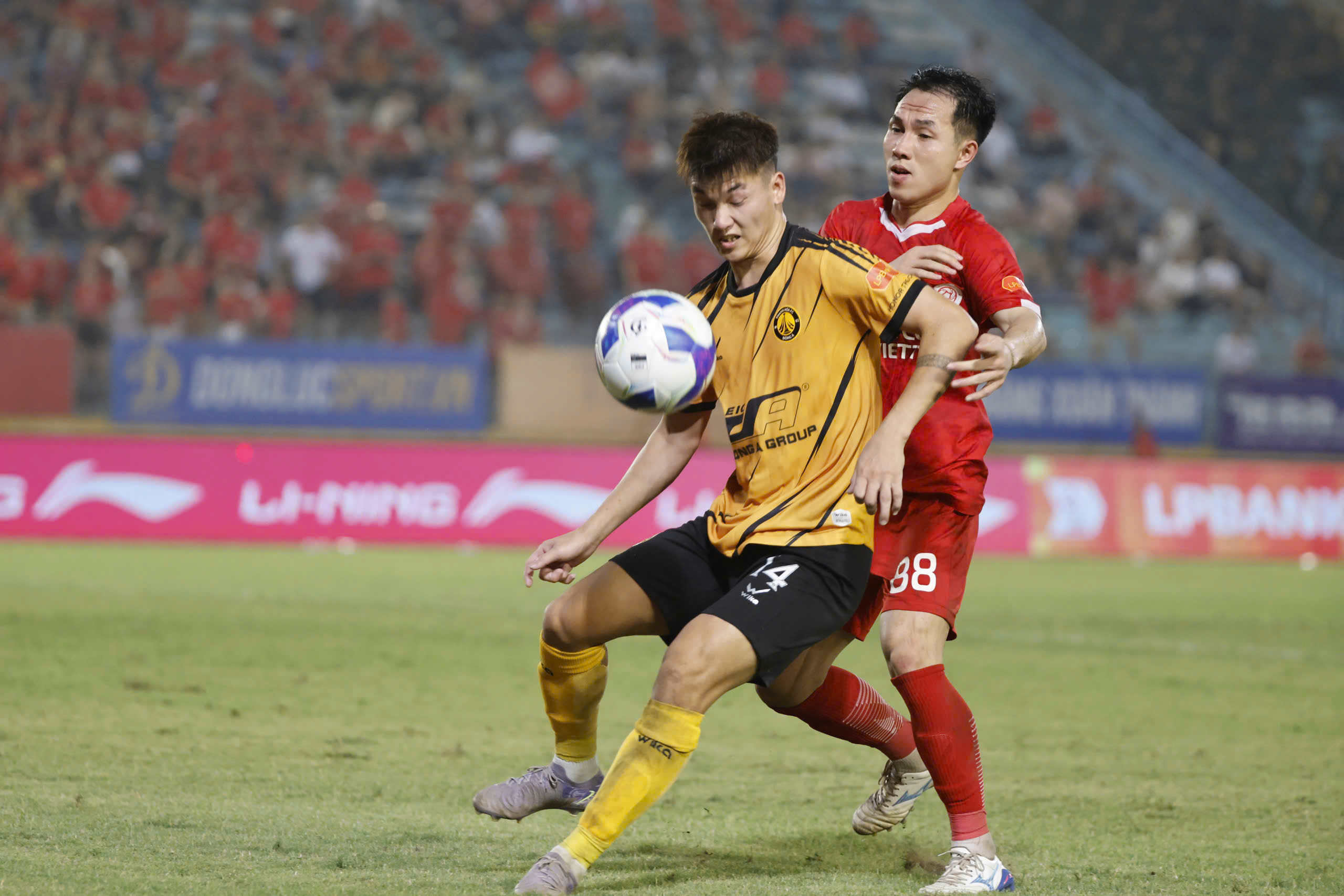 Bảng xếp hạng V-League mới nhất: Thể Công Viettel thắng nhọc Thanh Hóa để níu đua vô địch, HAGL thót tim - Ảnh 1.