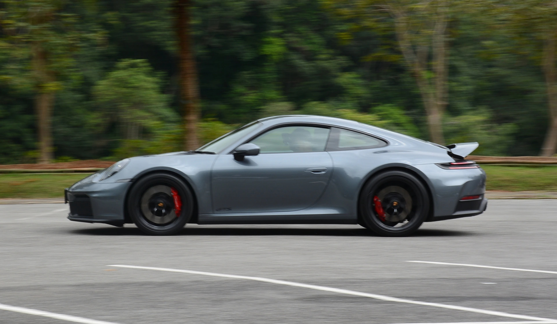 Thói quen của người lái khiến pin ô tô hybrid nhanh xuống cấp, hư hỏng 1 Thói quen của người lái khiến pin ô tô hybrid nhanh xuống cấp, hư hỏng - Ảnh 1.