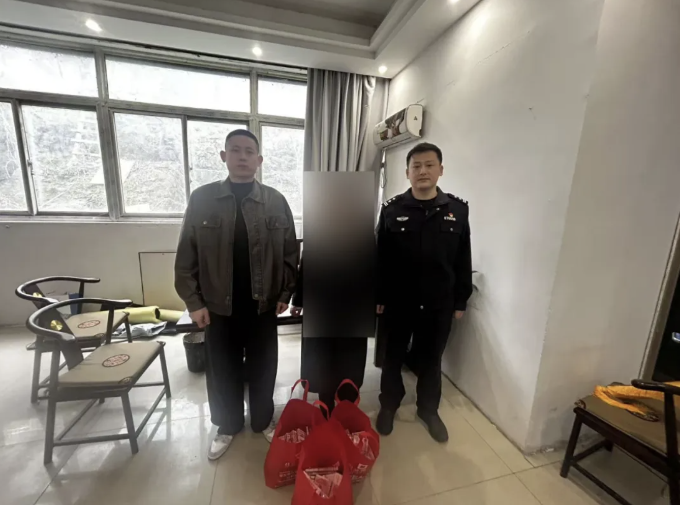 Thu giữ 3 chiếc điện thoại, hơn 4,7 tỷ đồng tiền mặt trong vali và bắt khẩn cấp 1 người- Ảnh 1.