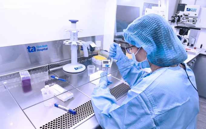 Chuyên viên phôi học lọc rửa tinh trùng để thụ tinh ống nghiệm. Ảnh: IVF Tâm Anh TP HCM