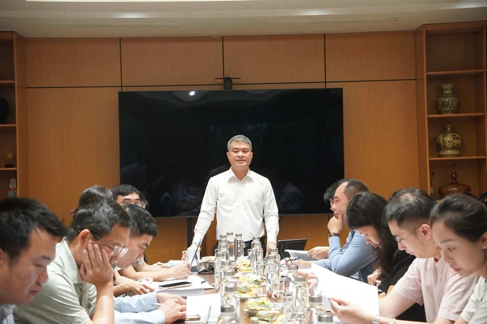 Thứ trưởng Bộ Tư pháp Nguyễn Thanh Tú phát biểu tại Hội đồng thẩm định. Ảnh: Hoàng Huy nuôi con nuôi thứ trưởng.JPG