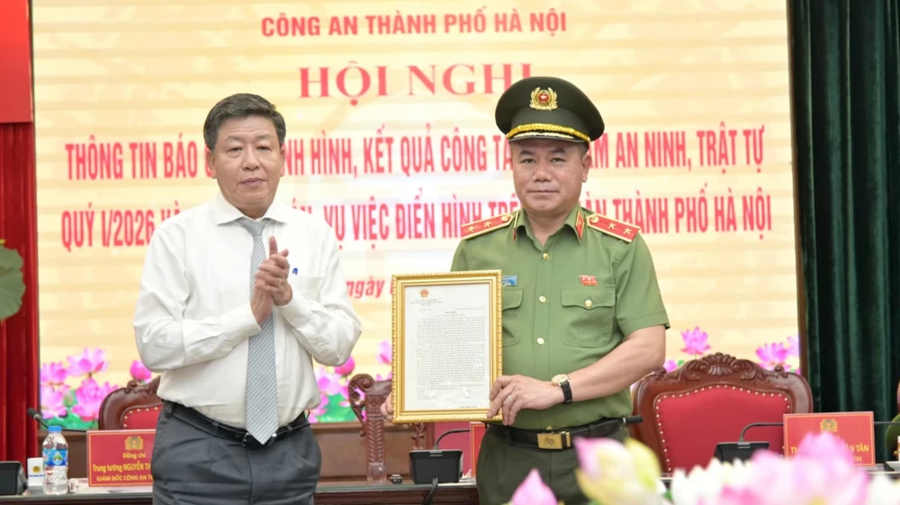 Ông Dương Đức Tuấn - Phó Chủ tịch thường trực UBND TP Hà Nội, trao thư khen của Thủ tướng Chính phủ tới Trung tướng Nguyễn Thanh Tùng- Giám đốc Công an TP Hà Nội. thu-khen.jpg