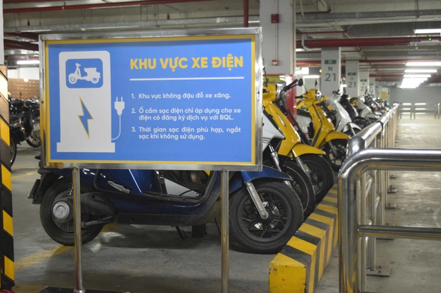 Thủ tướng yêu cầu đẩy nhanh hạ tầng trạm sạc xe điện tại chung cư - Ảnh 1.