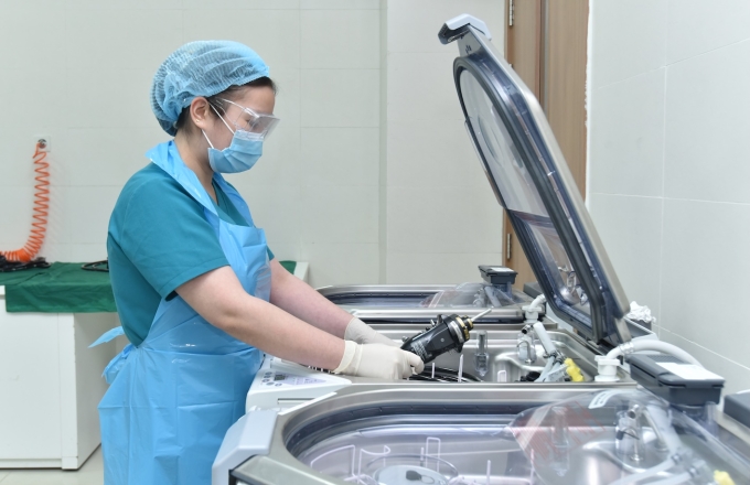 Nhân viên Khoa Nội soi, Bệnh viện Quân y 175 làm sạch ống nội soi với hệ thống các máy rửa tự động. Ảnh: Bệnh viện cung cấp