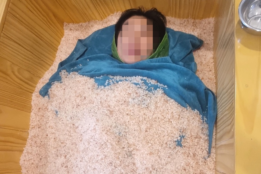 Thực hư việc vùi mình vào cát nóng giảm cân, 45 phút mất 6cm vòng bụng? - 2