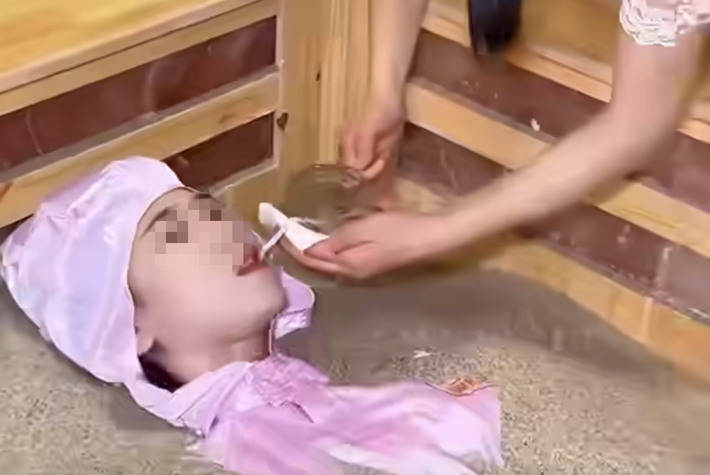 Thực hư việc vùi mình vào cát nóng giảm cân, 45 phút mất 6cm vòng bụng? - 1