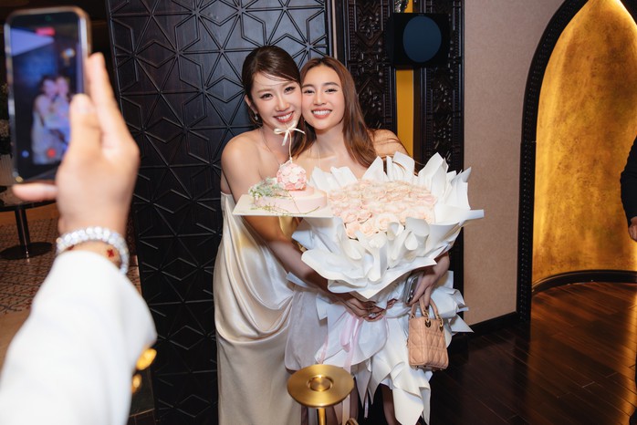 Thúy Ngân rực rỡ trên du thuyền 1 Thúy Ngân và Ninh Dương Lan Ngọc