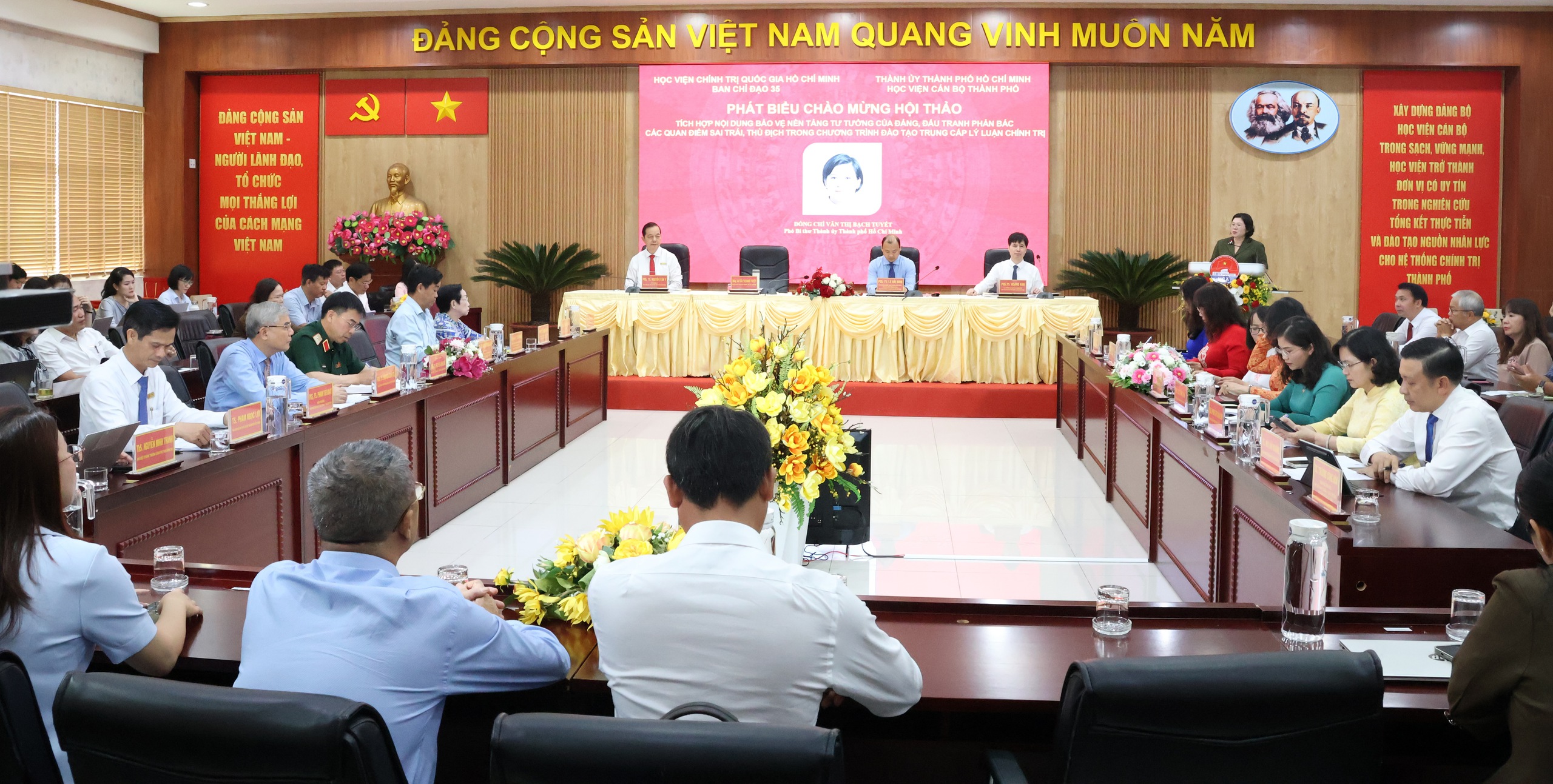 Tích hợp bảo vệ nền tảng tư tưởng của Đảng vào đào tạo chính trị tại TPHCM - Ảnh 1.