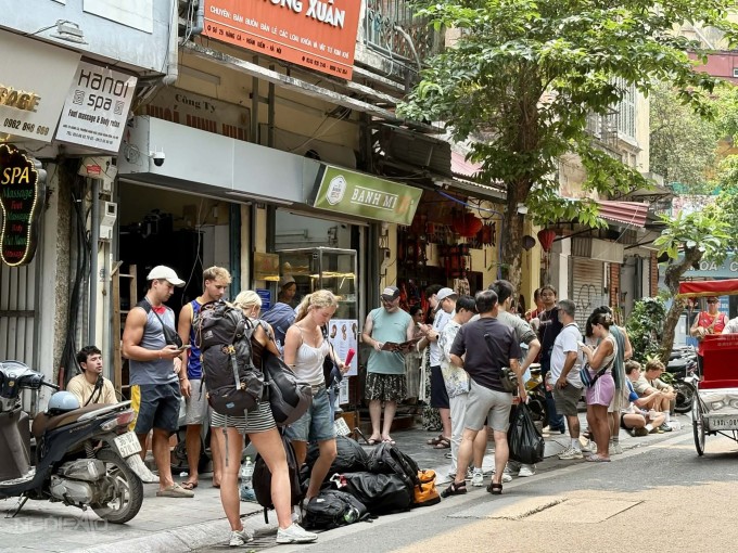 Tiệm bánh mì khu phố cổ hút khách Tây xếp hàng chờ mua 1 Du khách nước ngoài đứng xếp hàng, chờ đến lượt vào mua bánh mì. Ảnh: Thảo Nhi