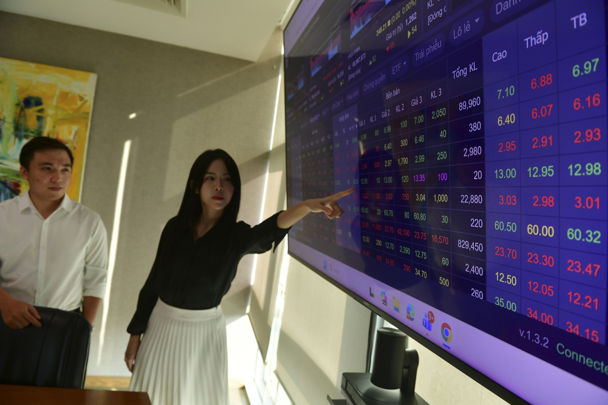 Tiền rót vào chứng khoán thấp nhất 10 tháng 1 Tien rot vao chung khoan thap nhat 10 thang