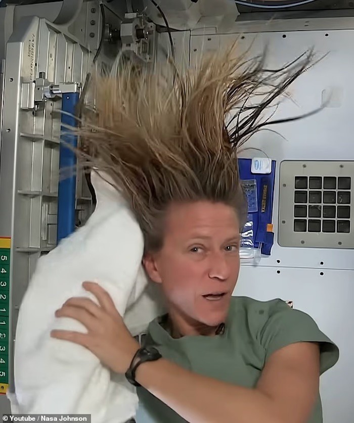 Tiết lộ cách thức kỳ lạ để làm đẹp của các nữ phi hành gia ngoài không gian 1 Phi hành gia Karen Nyberg gội đầu khi đang ở trên Trạm Vũ trụ Quốc tế.