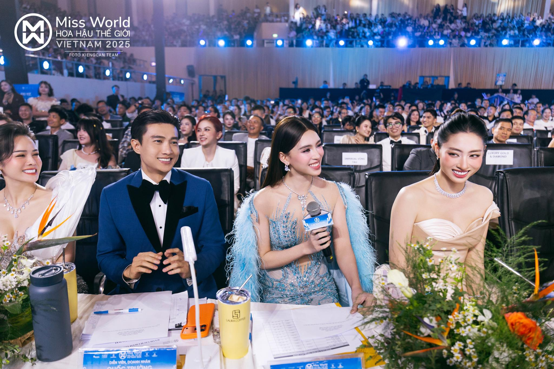 Tiểu Vy bảo vệ Quốc Trường- Ảnh 1.