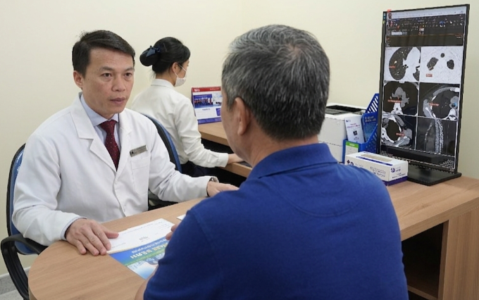 Bác sĩ Sơn tư vấn cho ông Vuttananon. Ảnh: Bệnh viện Đa khoa Tâm Anh