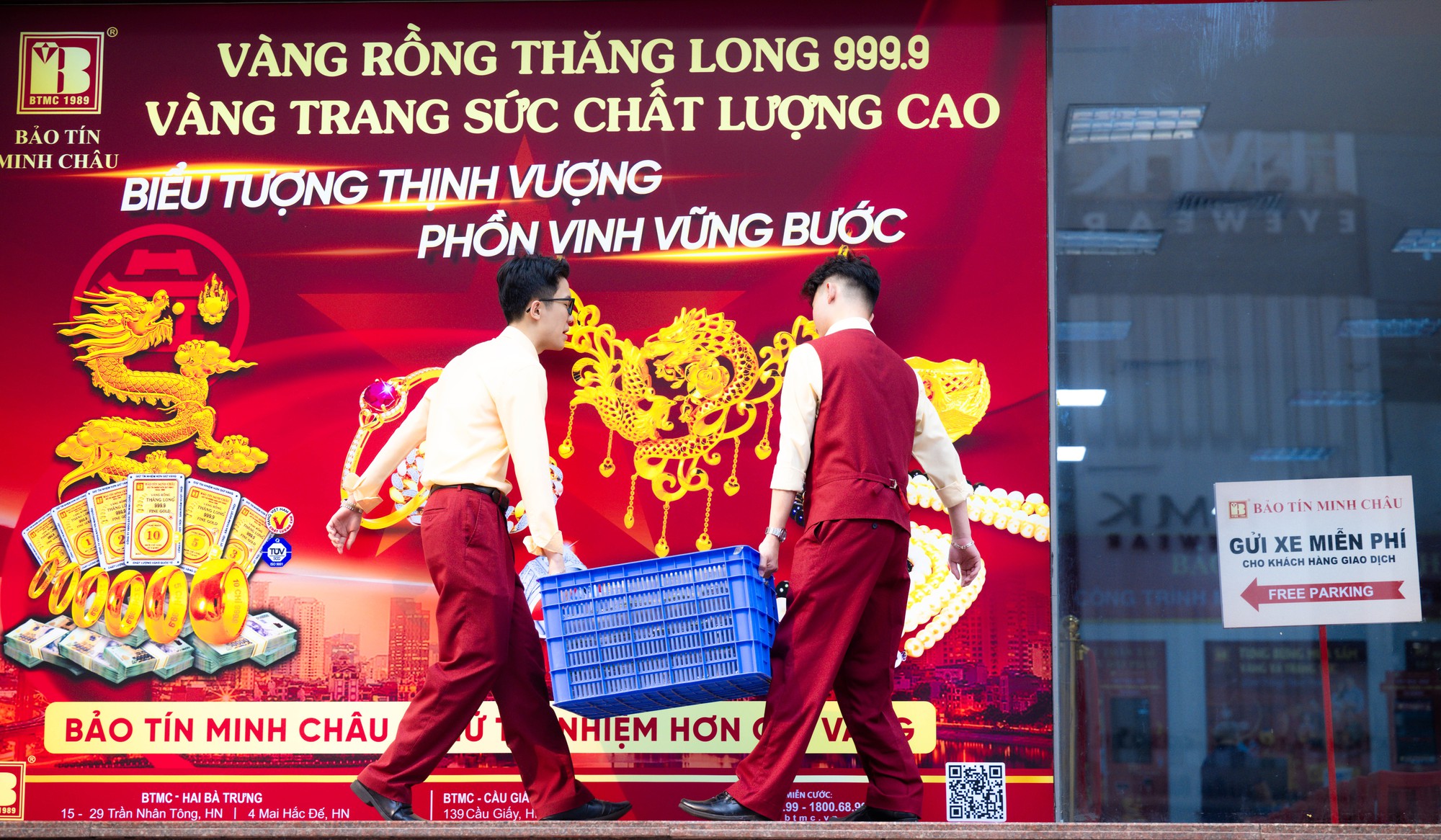 Ảnh, clip: Tình hình tại cửa hàng Bảo Tín Minh Châu sau thông tin khởi tố cựu Tổng giám đốc Công ty cùng con trai- Ảnh 1. Ảnh, clip: Tình hình tại cửa hàng Bảo Tín Minh Châu sau thông tin khởi tố cựu Tổng giám đốc Công ty cùng con trai- Ảnh 1.