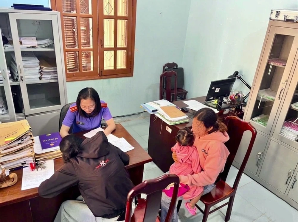 Kiểm sát viên làm việc với gia đình bé K. giấy khai sinh