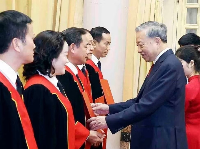 Tổng Bí thư, Chủ tịch nước Tô Lâm trao quyết định bổ nhiệm 8 thẩm phán Tòa án nhân dân tối cao, chiều 9/4. Ảnh: TTXVN